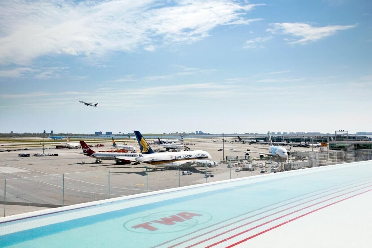 جکوزی روی پشت بام در JFK - Rooftop Jacuzzi at JFK