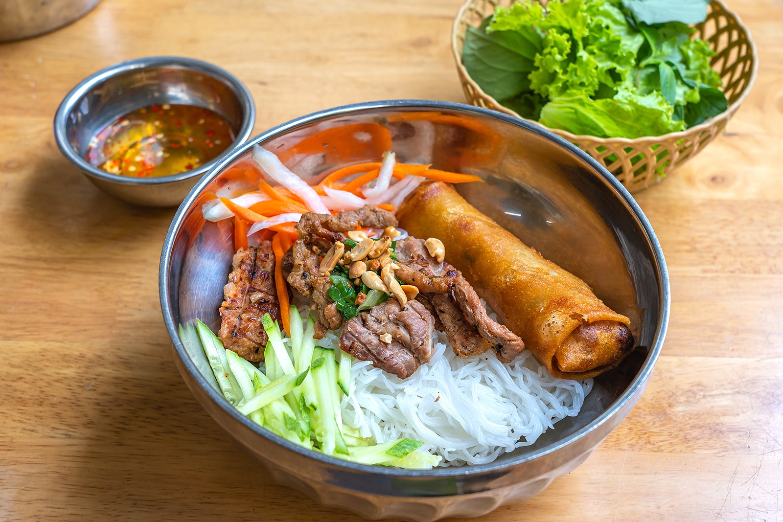 Bun thit nuong (نودل ورمیشلی با گوشت خوک کبابی) - Bun thit nuong (Vermicelli noodles With broiled pork)