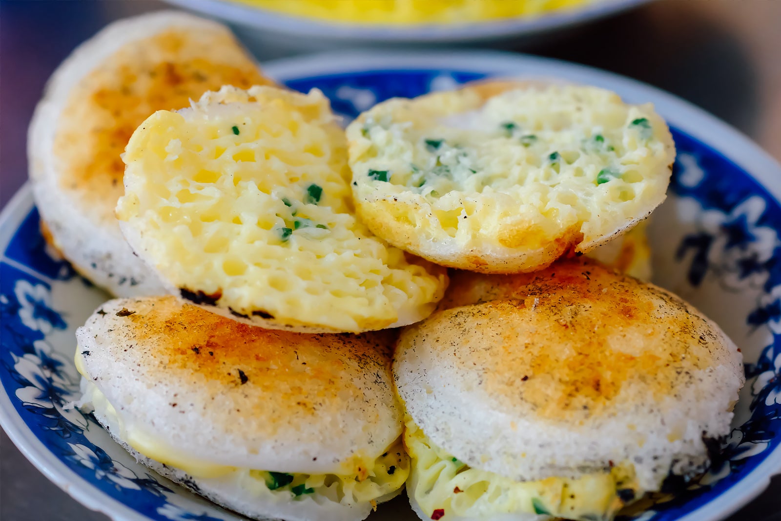 قوطی بانه (کیک برنج با تخم بلدرچین) - Banh can (rice cake with quail eggs)