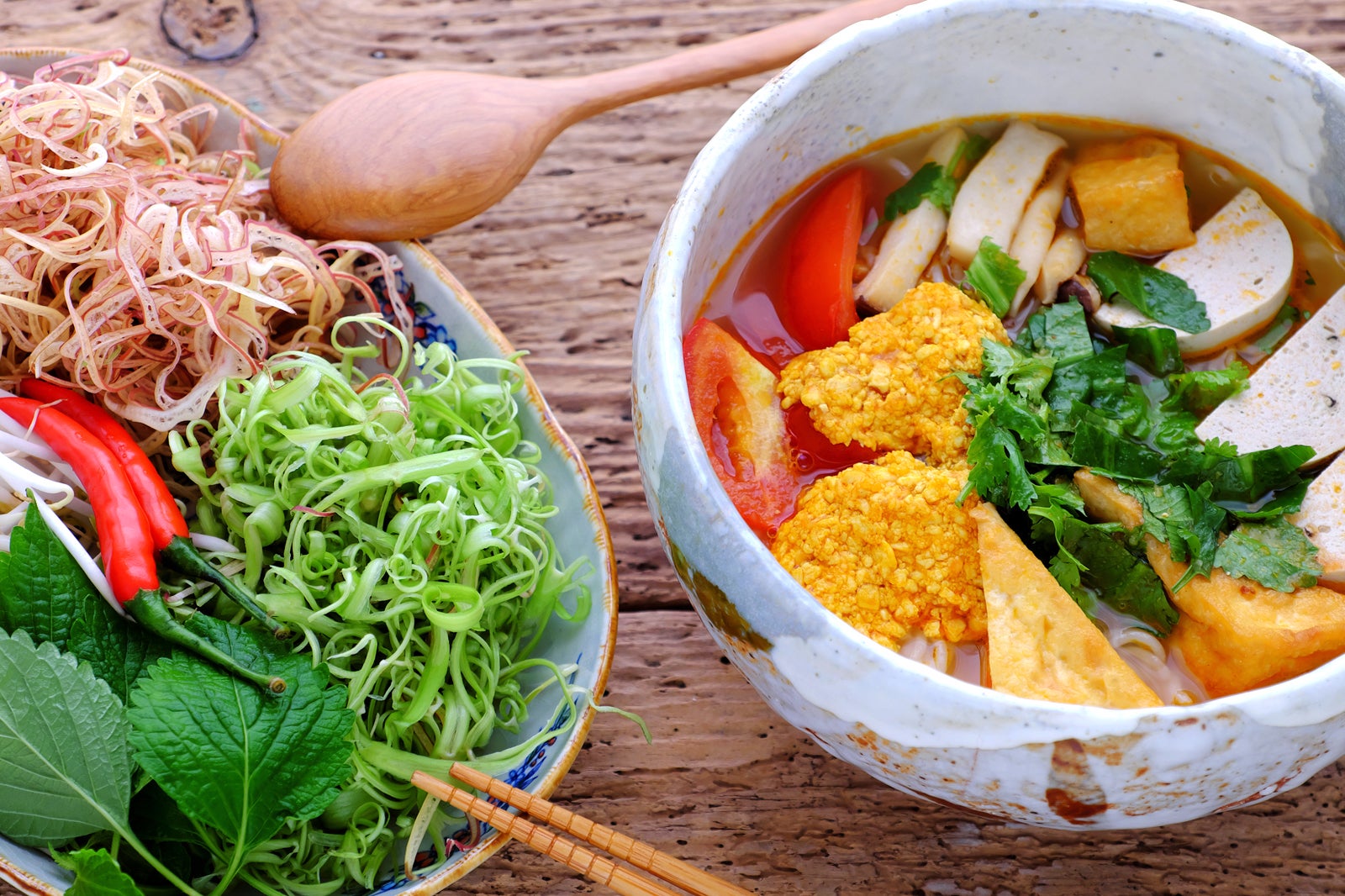 Bun rieu (رشته برنج در آب گوجه فرنگی) - Bun rieu (rice noodles in tomato broth)