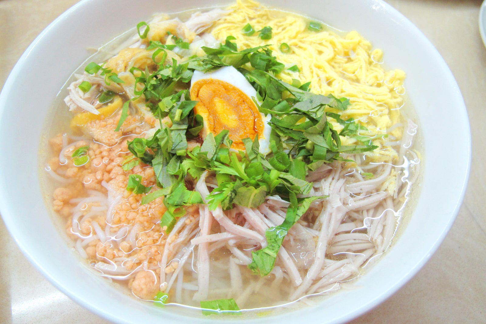 نان شیرینی (ورمیشل برنج با مرغ، تخم مرغ و گوشت خوک) - Bun thang (rice vermicelli with chicken, egg, and pork)