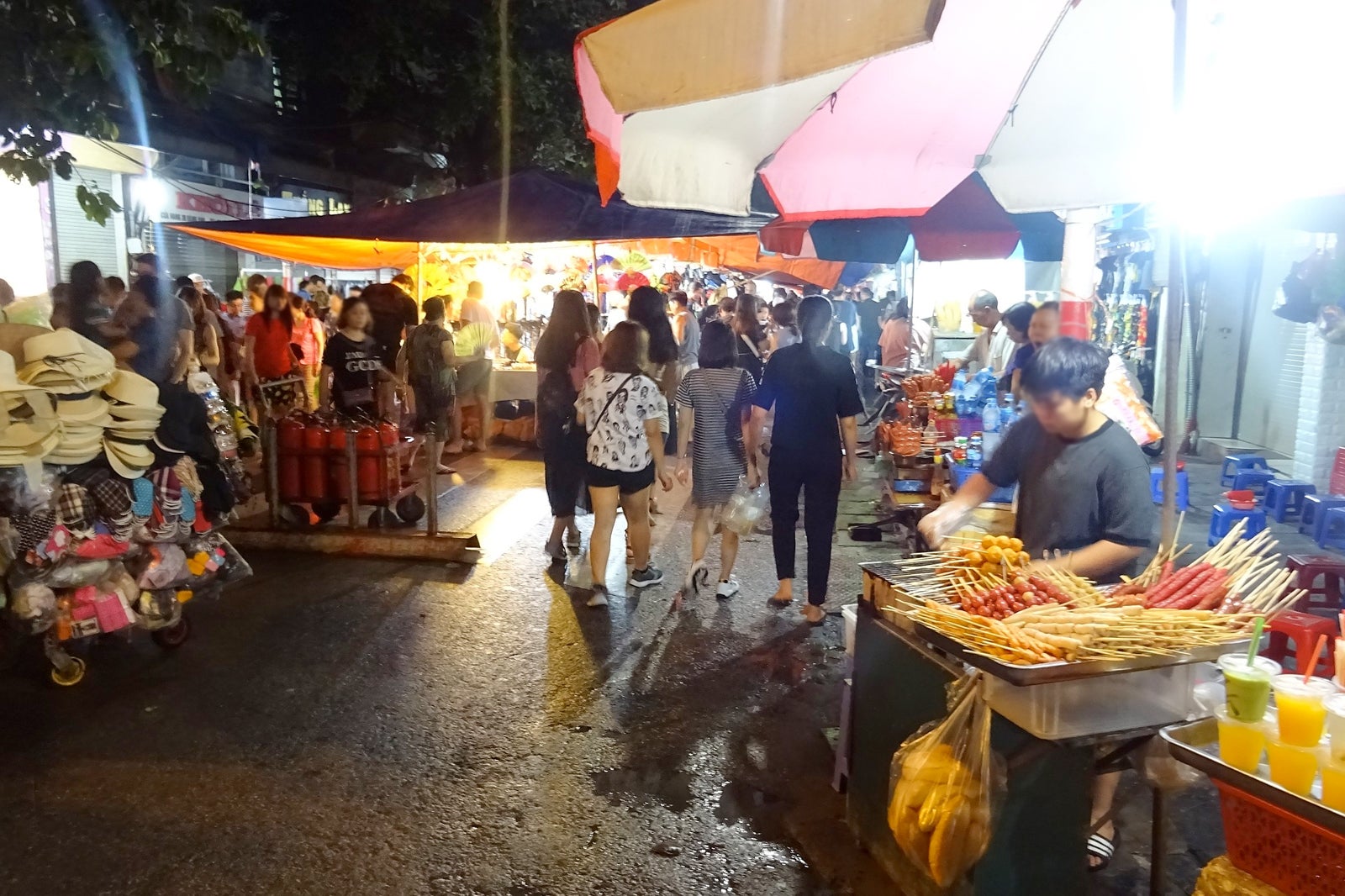 بازار شب آخر هفته هانوی - Hanoi Weekend Night Market