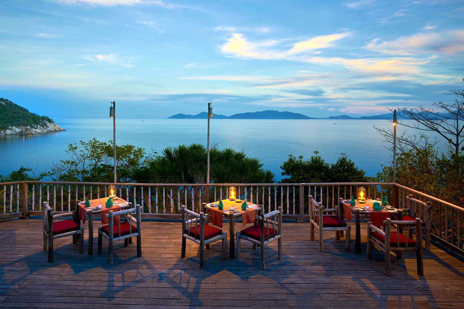 صرف غذا در کنار خلیج در خلیج Six Senses Ninh Van - Dining by the Bay at Six Senses Ninh Van Bay