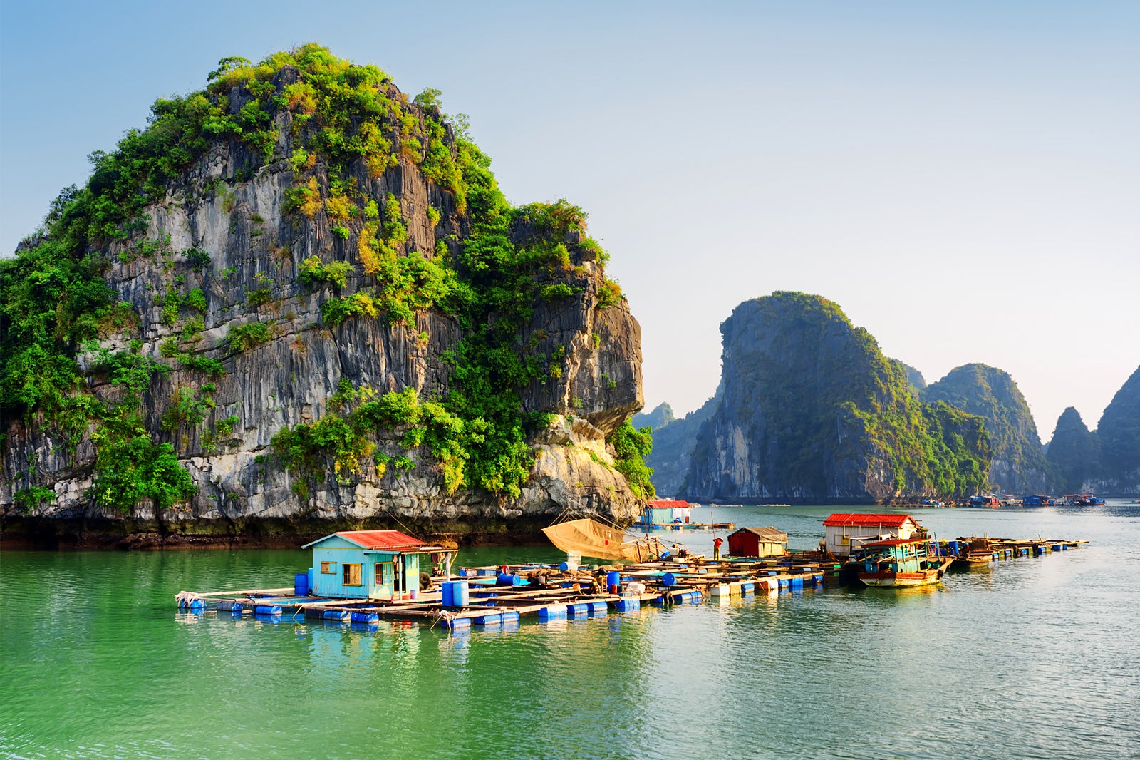 دهکده ها و مزارع پرورش ماهی شناور خلیج هالانگ - Ha Long Bay floating villages and fish farms