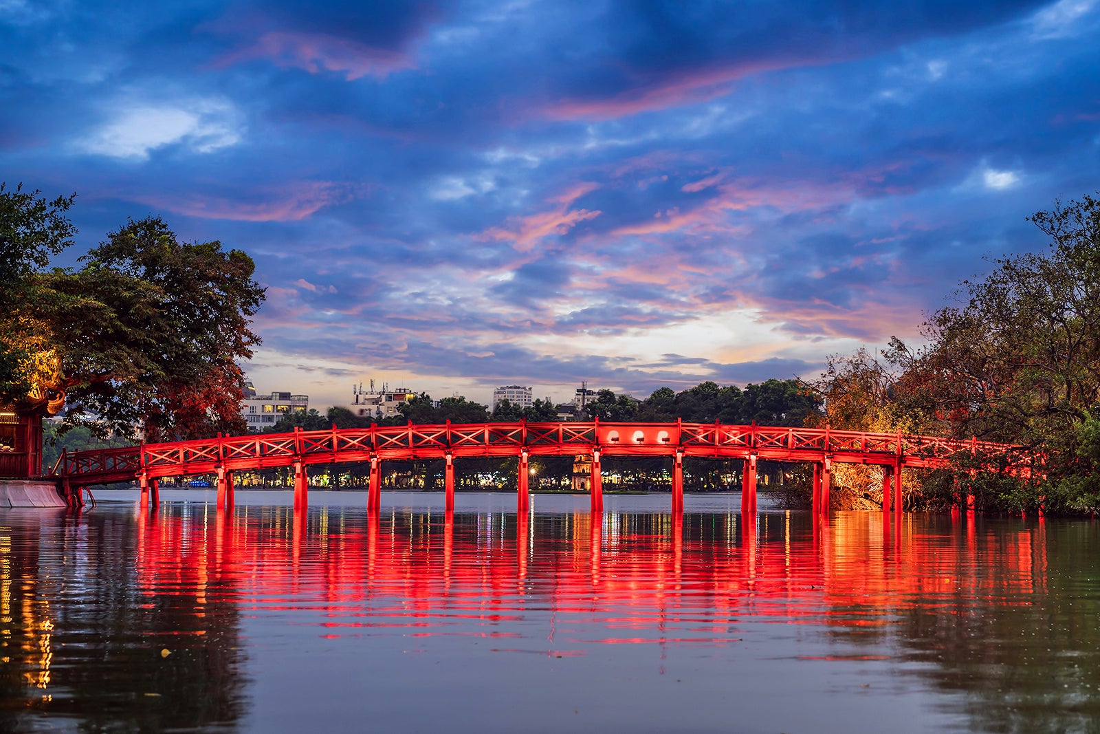 Hoan Kiem Lake و Ngoc Son - Hoan Kiem Lake and Ngoc Son