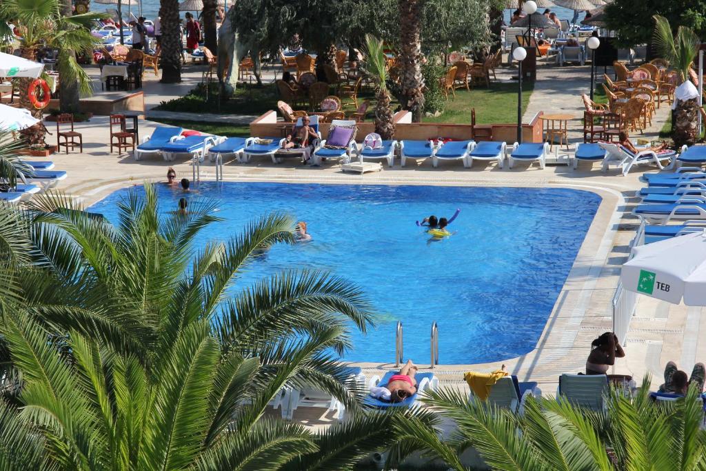 ناگی بیچ هتل Nagi Beach Hotel