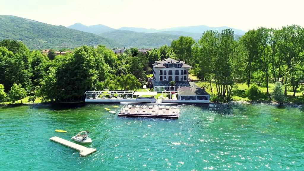 لاله هتل Lale Hotel