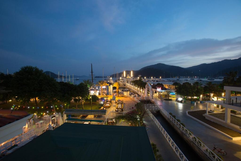 دادمنین مارینا هتل Dedeminn Marina Hotel