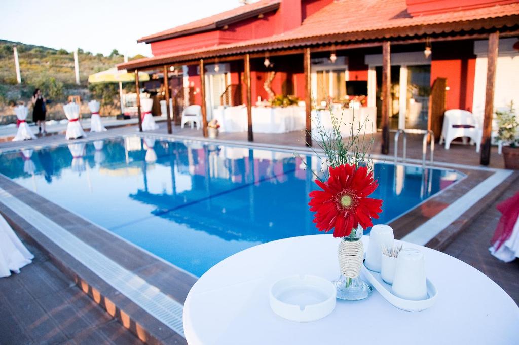 هتل Ciftlik Hotel (Hotel), Çeşme (Turkey) Deals