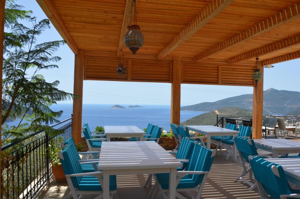 د مدیتران هتل - The Mediteran Hotel