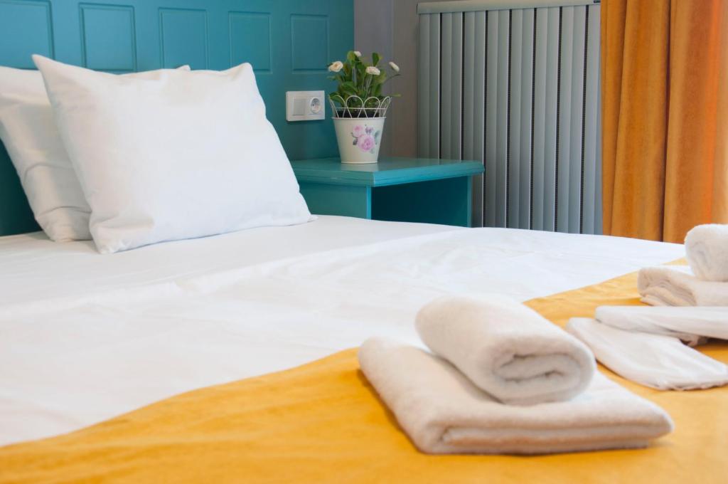 هتل روم روم موتل Room Room Motel