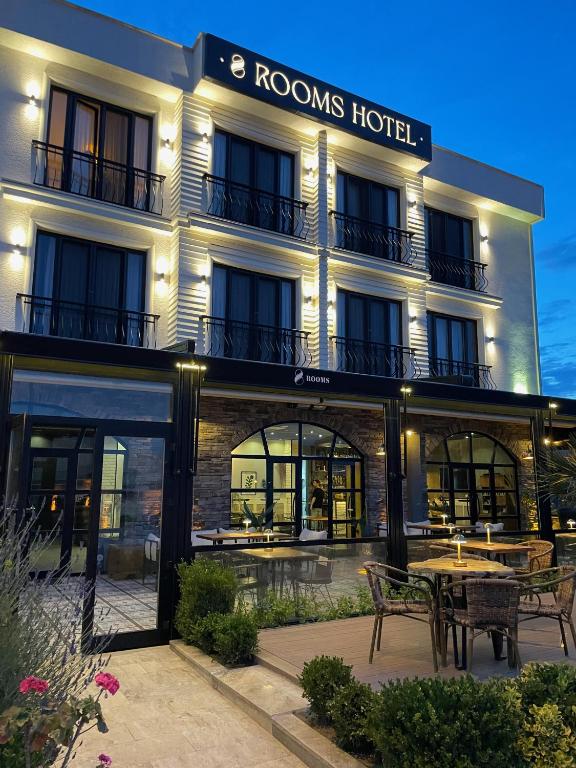 ۸ رومز هتل - 8 Rooms Hotel