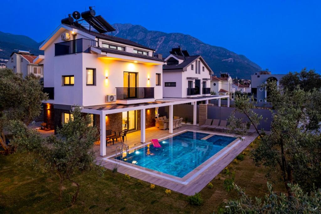 هتل ویلا آلمیلالین ۶ بدروم هالیدی ویلا فور رنت این اولودنیز - Villa Almilalin 6 bedroom Holiday Villa for Rent in Oludeniz