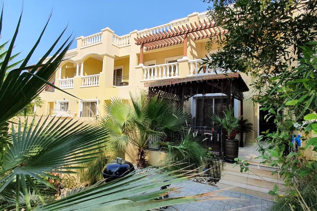هتل اسپیسیوس ویلا ویت تراس کلاوز تو ذ سی Spacious Villa with terrace close to the sea