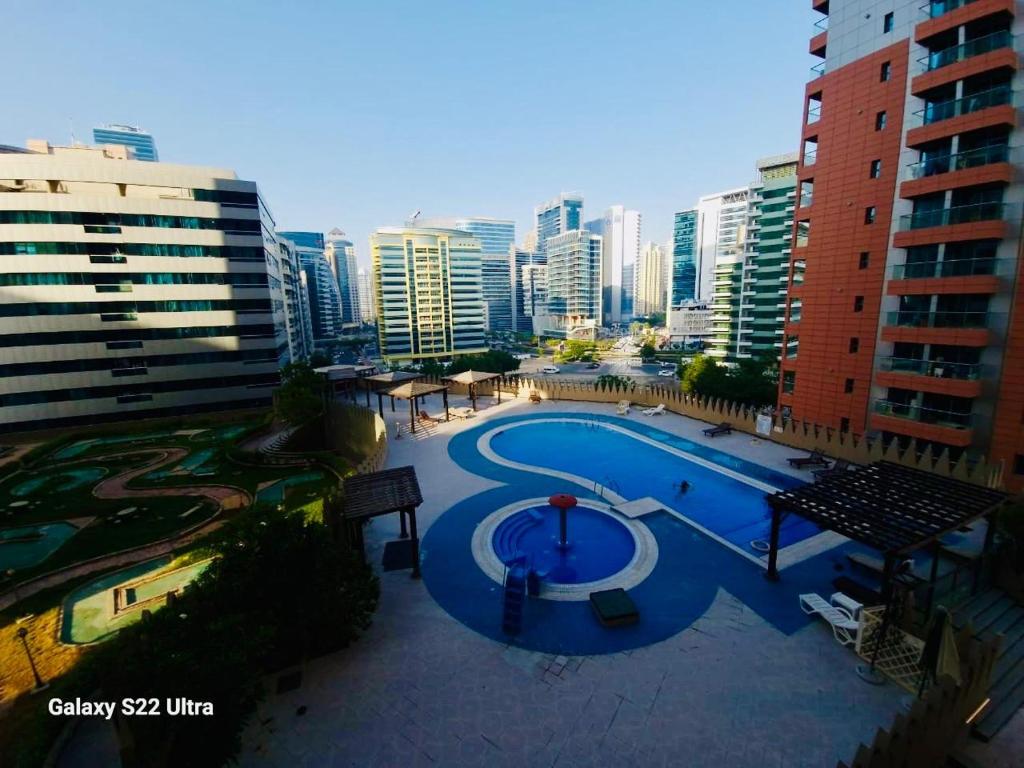 هتل سینگل پارتیشن ۲ مین فروم مترو سوئیمینگ پول ویو Single Partition 2 MIn from Metro swiming pool VIEW