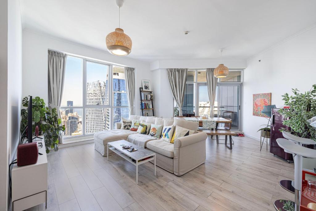 Partial Sea View 2BR in Dubai Marina