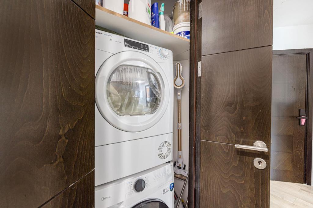 Partial Sea View 2BR in Dubai Marina