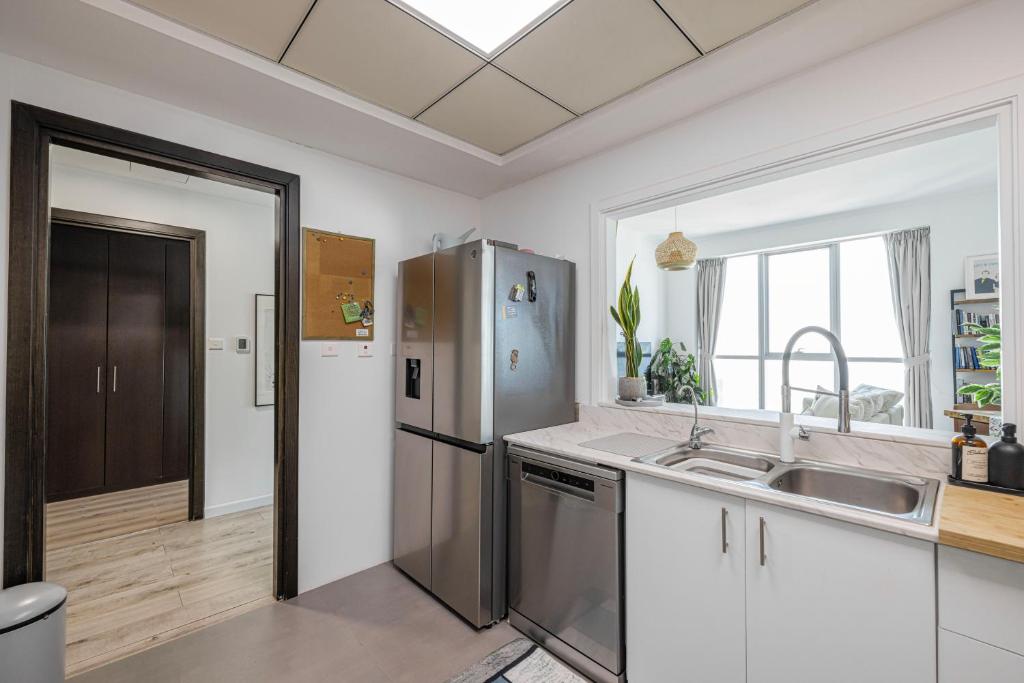 Partial Sea View 2BR in Dubai Marina