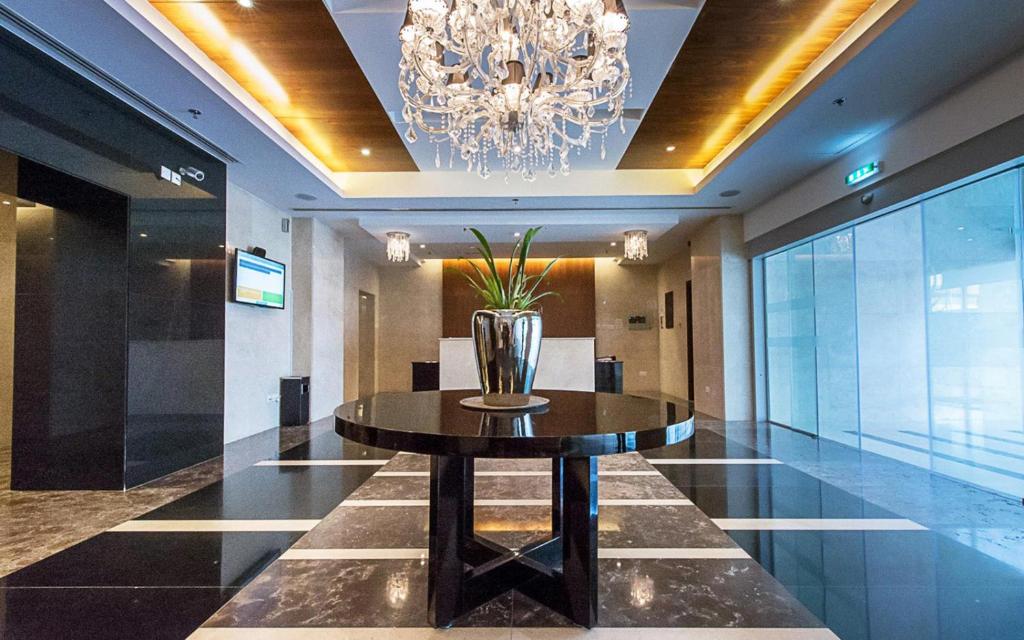 Partial Sea View 2BR in Dubai Marina