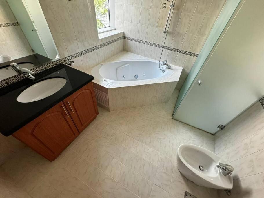 Luxury 1 BR Apt with Serene Marina View