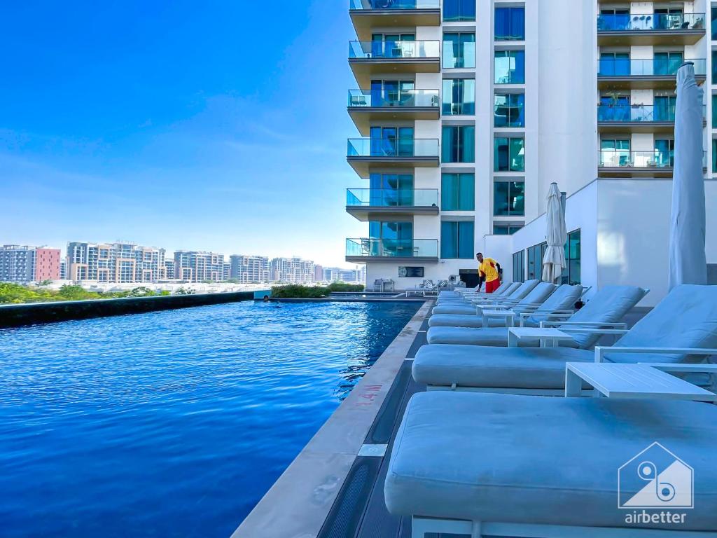 Stunning & New 1B Apt with Balcony & View Dubai