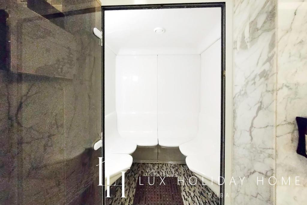 LUX The Bonnington JLT Suite