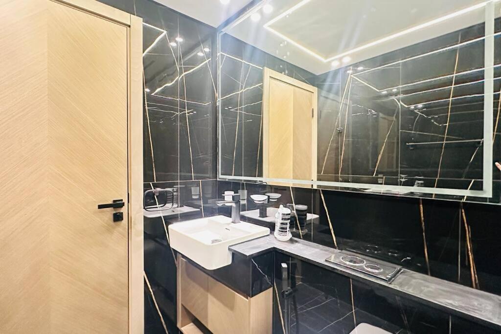 Modern One Bedroom JVC