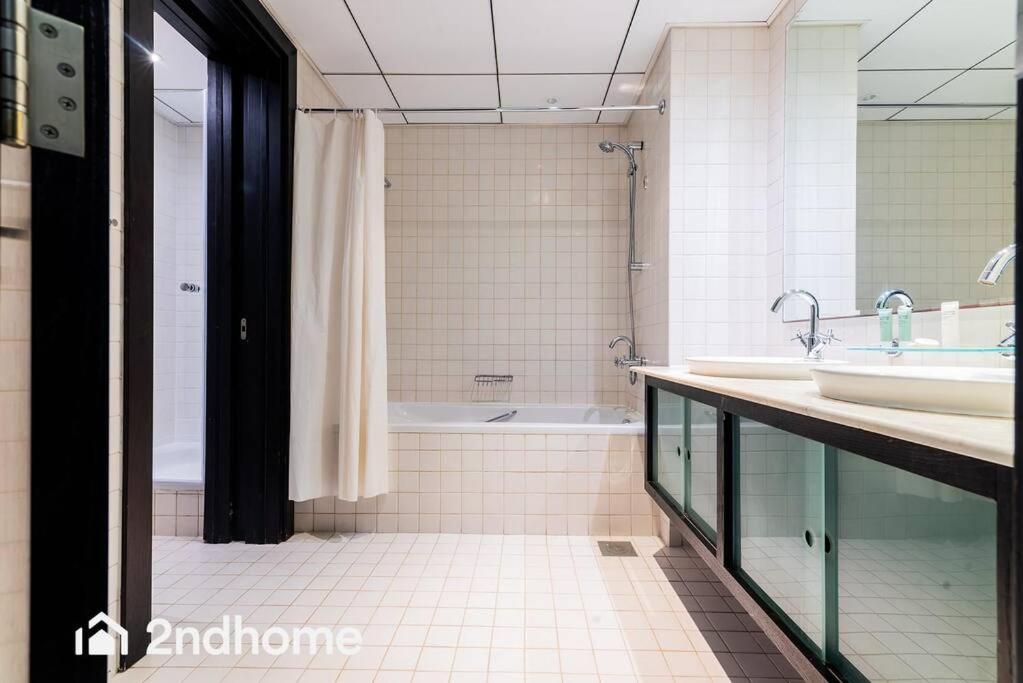 Beachside Bliss 3BR with Maids Room at Al Majara 1