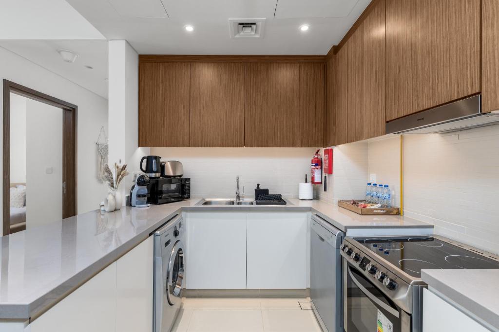 Waves Holiday Homes - High-Rise Elegance 2BR Apt with Marina Views