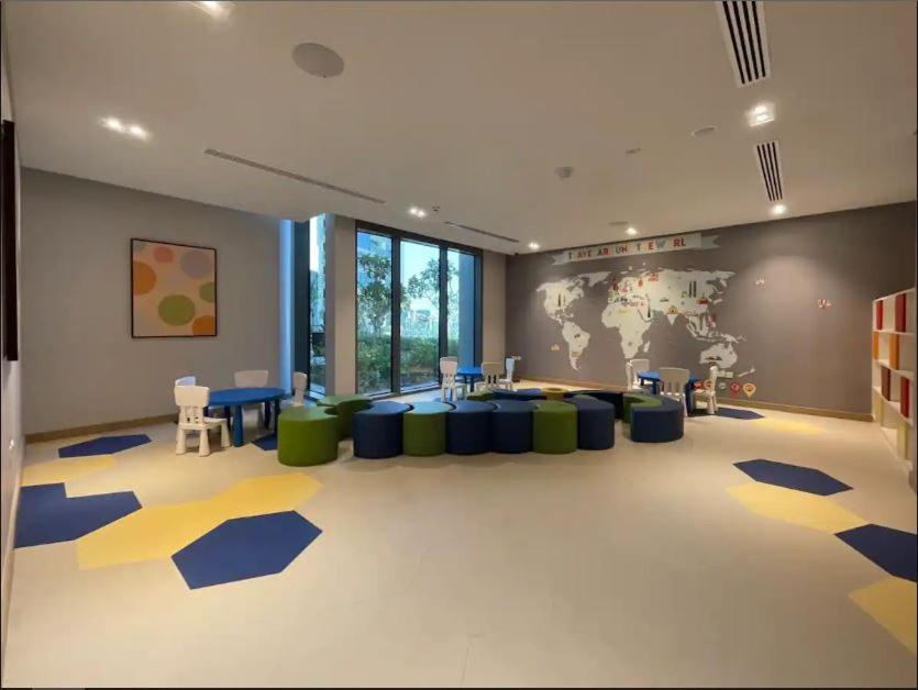 Waves Holiday Homes - High-Rise Elegance 2BR Apt with Marina Views
