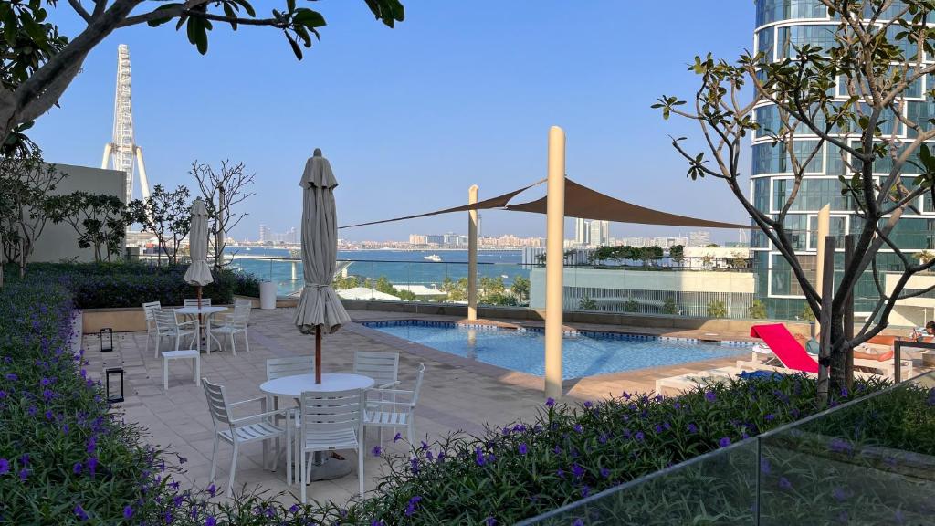 Waves Holiday Homes - High-Rise Elegance 2BR Apt with Marina Views
