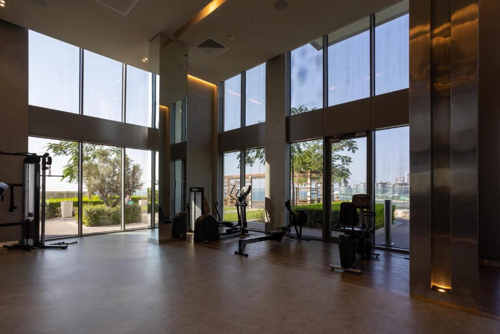 Waves Holiday Homes - High-Rise Elegance 2BR Apt with Marina Views