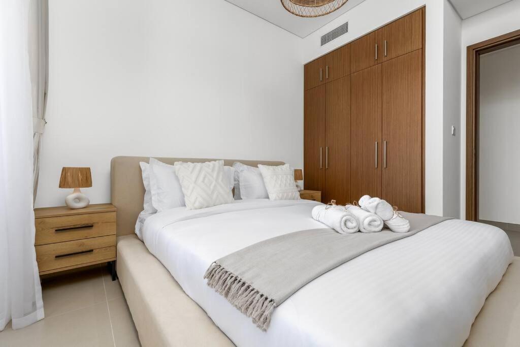 Waves Holiday Homes - High-Rise Elegance 2BR Apt with Marina Views