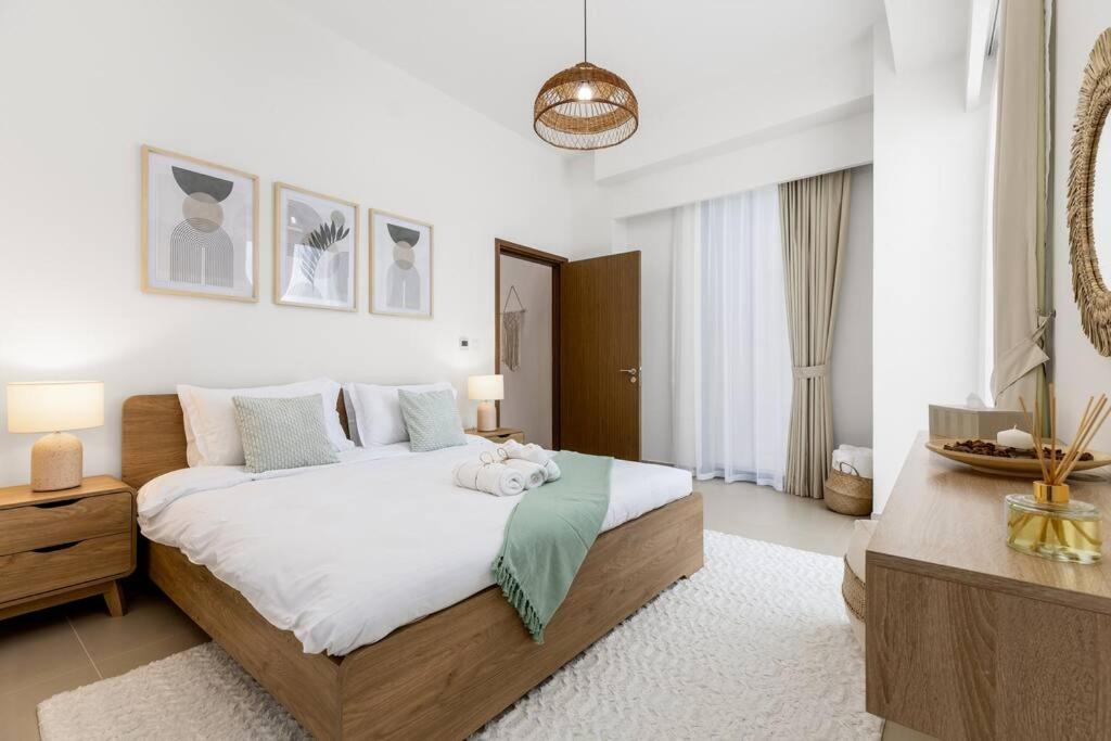 Waves Holiday Homes - High-Rise Elegance 2BR Apt with Marina Views