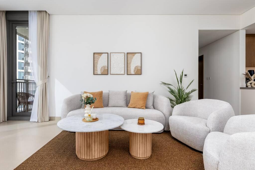 Waves Holiday Homes - High-Rise Elegance 2BR Apt with Marina Views