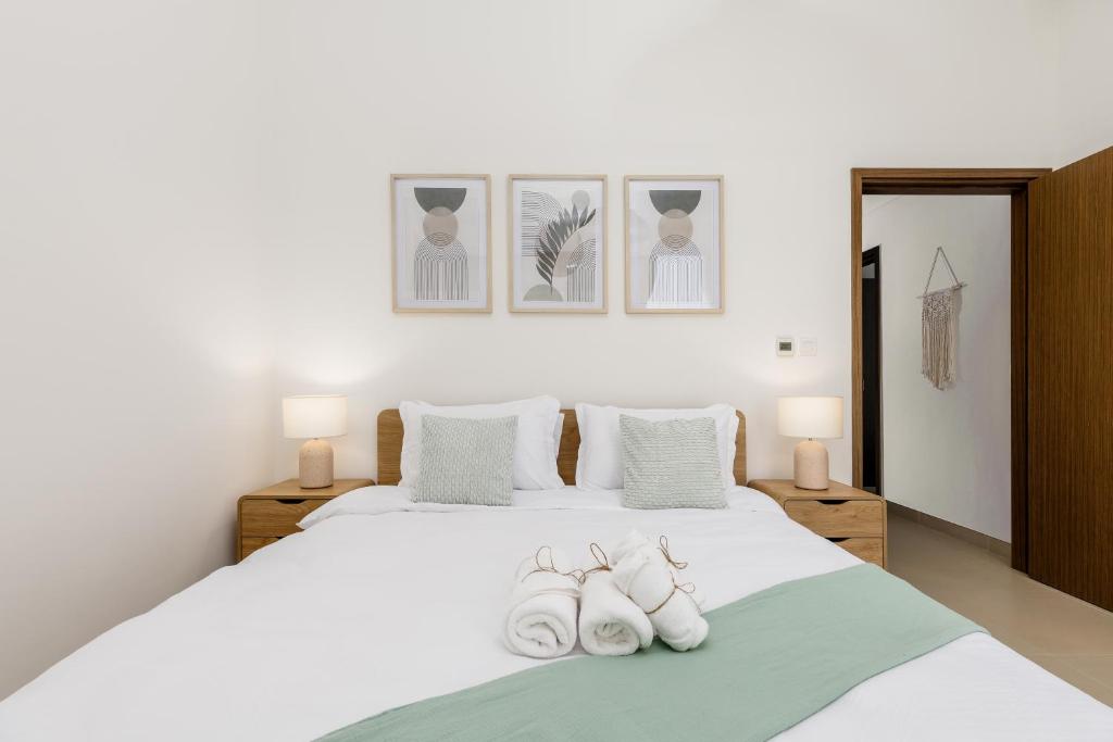 Waves Holiday Homes - High-Rise Elegance 2BR Apt with Marina Views
