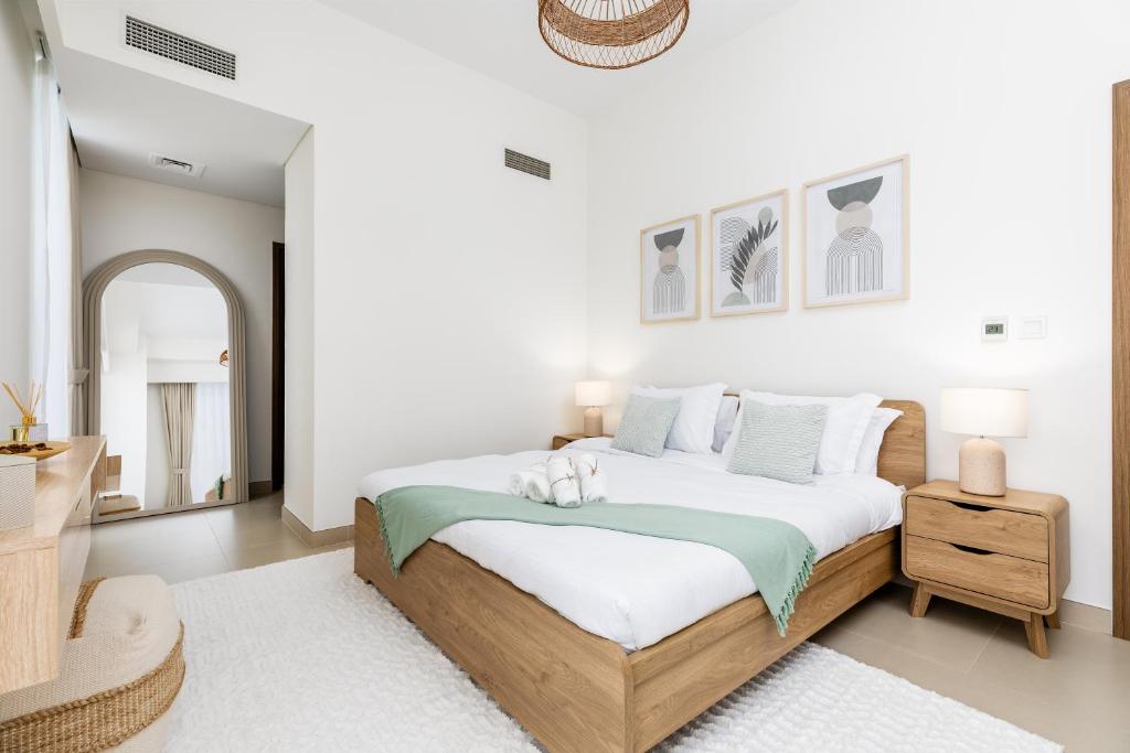 Waves Holiday Homes - High-Rise Elegance 2BR Apt with Marina Views