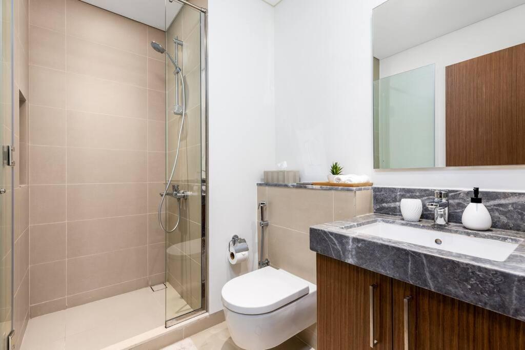 Waves Holiday Homes - High-Rise Elegance 2BR Apt with Marina Views