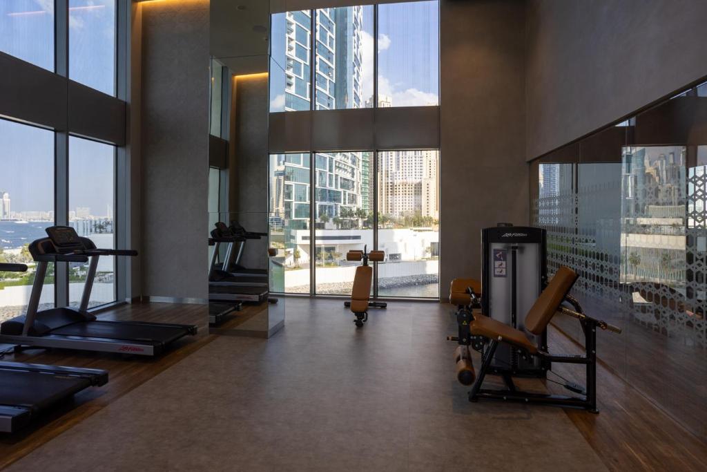 Waves Holiday Homes - High-Rise Elegance 2BR Apt with Marina Views