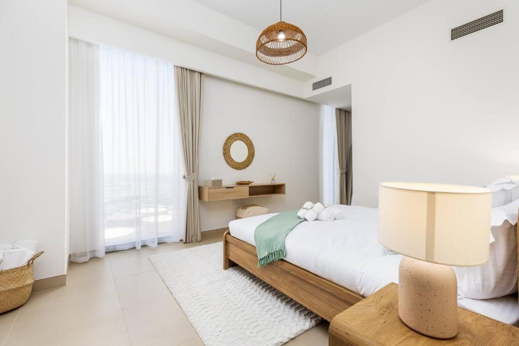 Waves Holiday Homes - High-Rise Elegance 2BR Apt with Marina Views