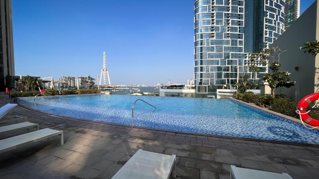 Waves Holiday Homes - High-Rise Elegance 2BR Apt with Marina Views