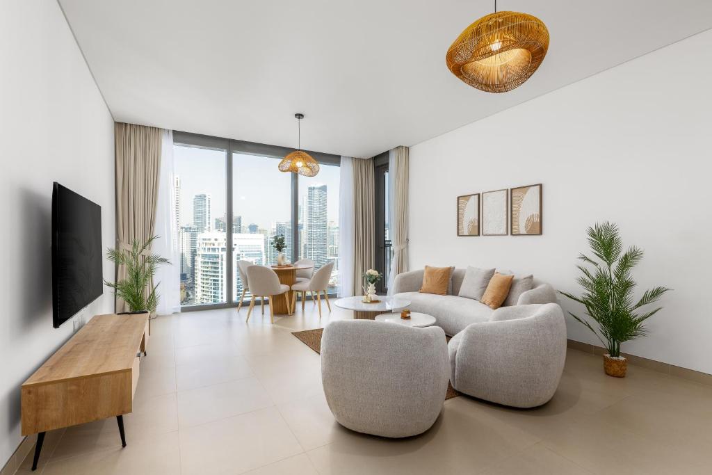 Waves Holiday Homes - High-Rise Elegance 2BR Apt with Marina Views