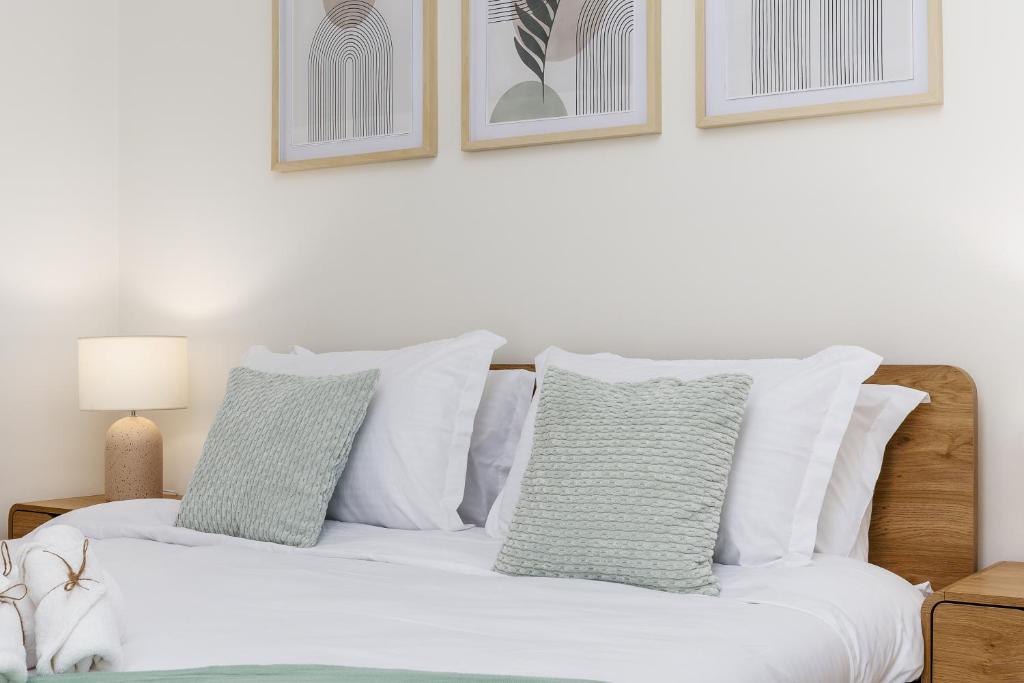 Waves Holiday Homes - High-Rise Elegance 2BR Apt with Marina Views