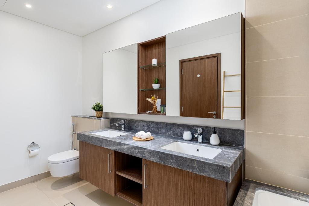 Waves Holiday Homes - High-Rise Elegance 2BR Apt with Marina Views