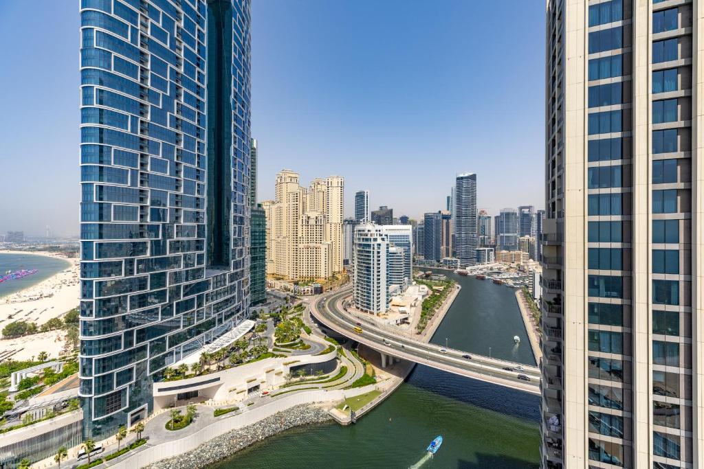 Waves Holiday Homes - High-Rise Elegance 2BR Apt with Marina Views