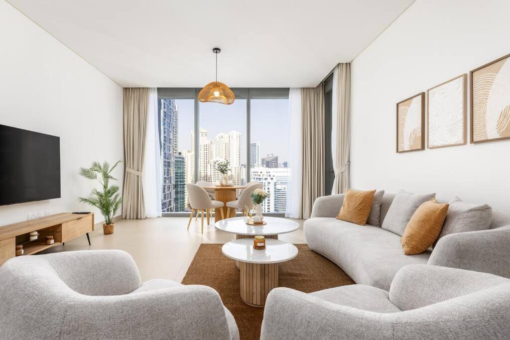Waves Holiday Homes - High-Rise Elegance 2BR Apt with Marina Views