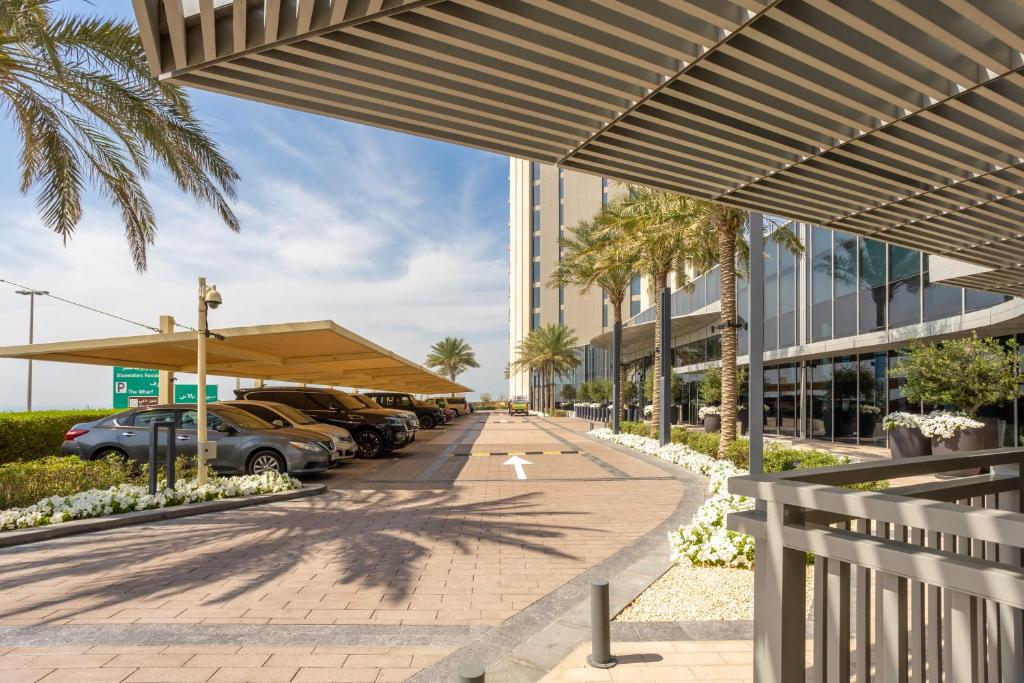 Waves Holiday Homes - High-Rise Elegance 2BR Apt with Marina Views