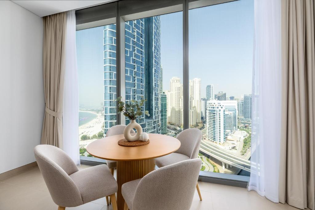 Waves Holiday Homes - High-Rise Elegance 2BR Apt with Marina Views