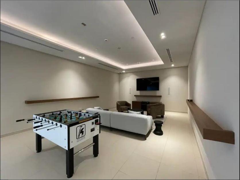 Waves Holiday Homes - High-Rise Elegance 2BR Apt with Marina Views