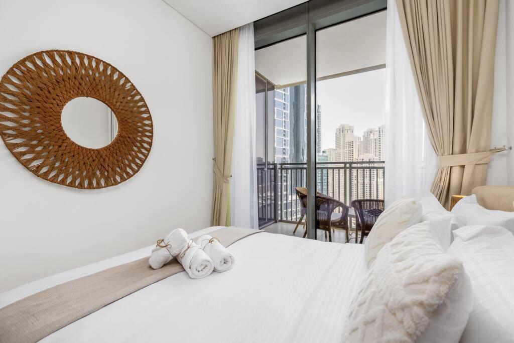 Waves Holiday Homes - High-Rise Elegance 2BR Apt with Marina Views
